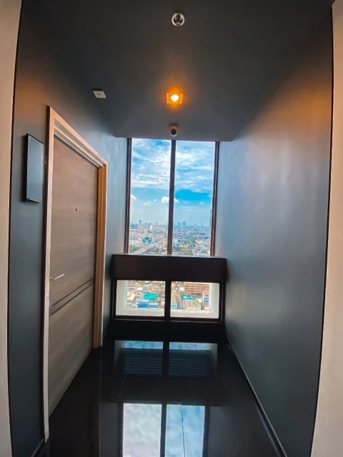 Selling The Key Sathorn-Charoenrat, 29th floor, prime location, north facing, high floor, city view. Book now!