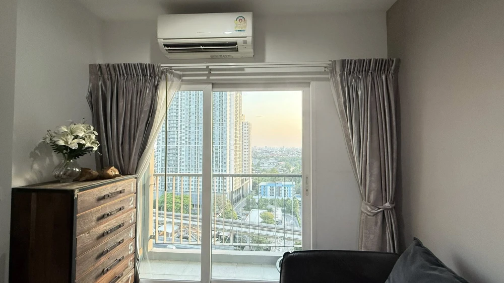 Selling The Key Wutthakat, 15th floor, BTS view. Free! Furniture and appliances included. Don't miss out!