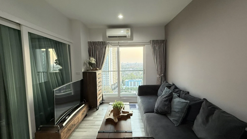 Selling The Key Wutthakat, 15th floor, BTS view. Free! Furniture and appliances included. Don't miss out!