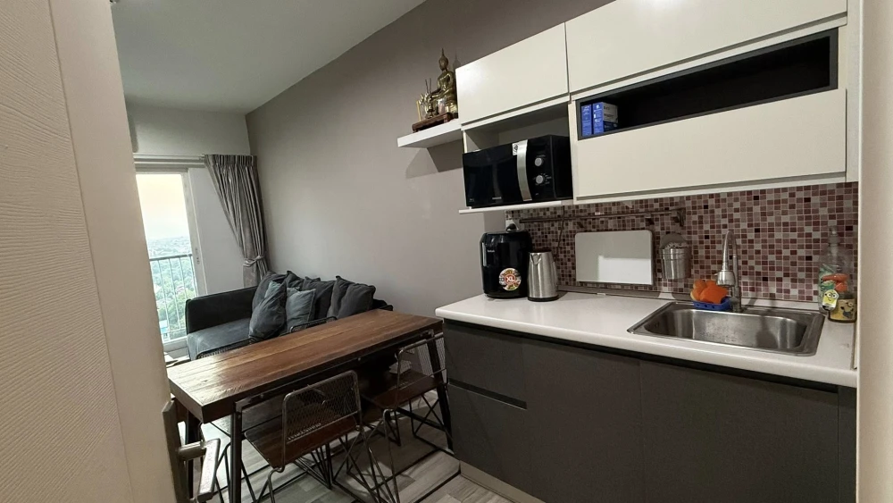 Selling The Key Wutthakat, 15th floor, BTS view. Free! Furniture and appliances included. Don't miss out!