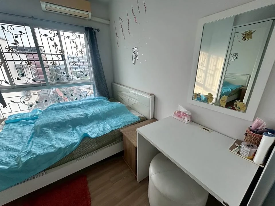 Selling The Kith Chaengwattana condos. Nice rooms, great location, convenient transportation, fully furnished. Book now!