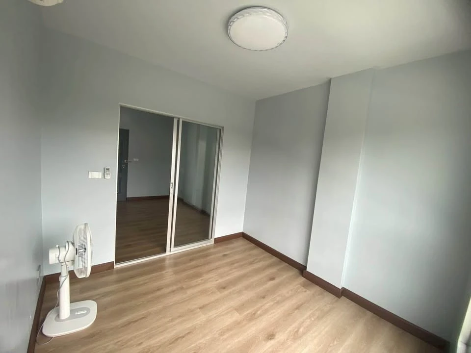 Selling The Kith Lumlukka Klong 2, 1 bedroom, 1 bathroom. Fully furnished, good ventilation, not hot. Book now!