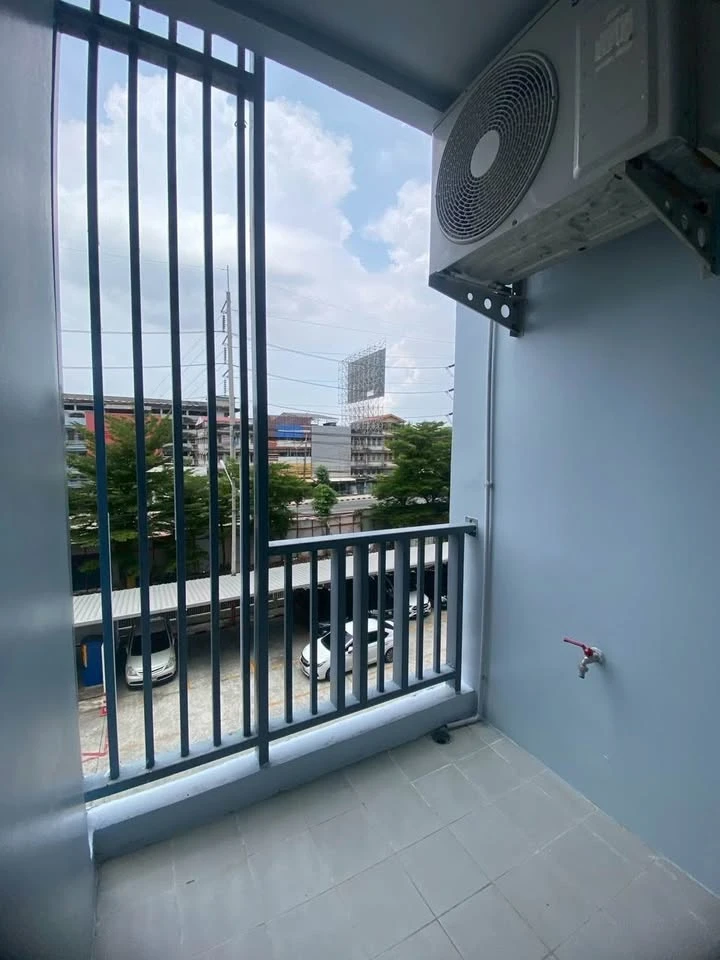 Selling The Kith Lumlukka Klong 2, 1 bedroom, 1 bathroom. Fully furnished, good ventilation, not hot. Book now!