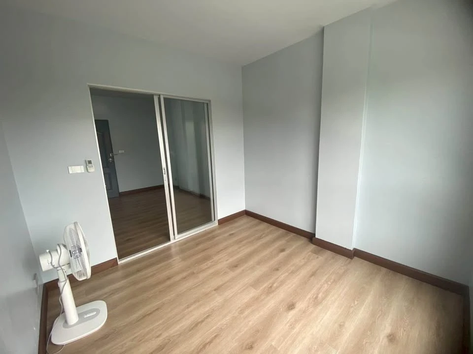 Selling The Kith Lumlukka Klong 2, 1 bedroom, 1 bathroom. Fully furnished, good ventilation, not hot. Book now!