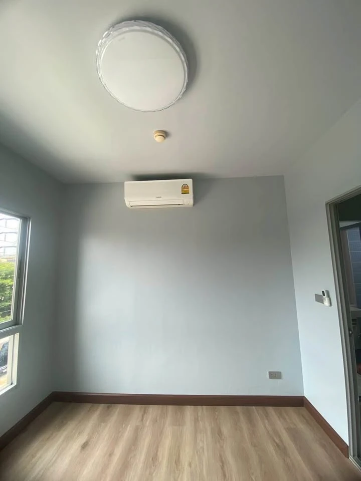 Selling The Kith Lumlukka Klong 2, 1 bedroom, 1 bathroom. Fully furnished, good ventilation, not hot. Book now!