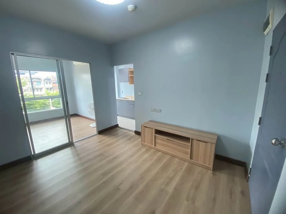 Selling The Kith Lumlukka Klong 2, 1 bedroom, 1 bathroom. Fully furnished, good ventilation, not hot. Book now!