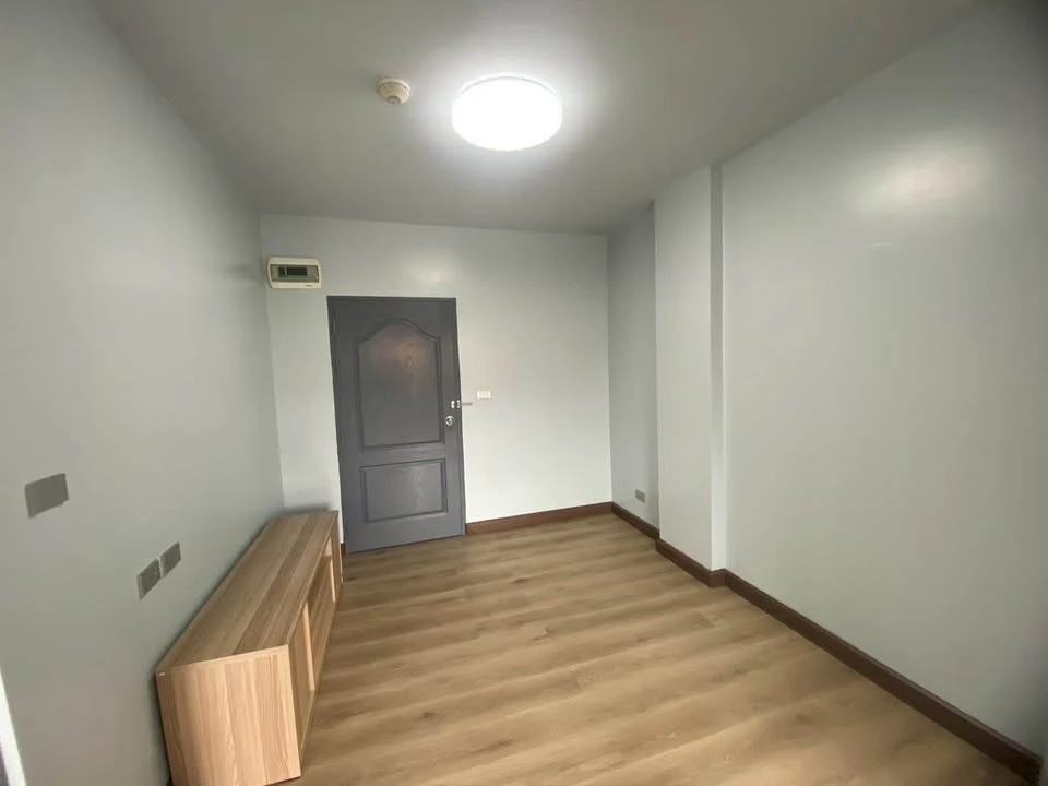 Selling The Kith Lumlukka Klong 2, 1 bedroom, 1 bathroom. Fully furnished, good ventilation, not hot. Book now!