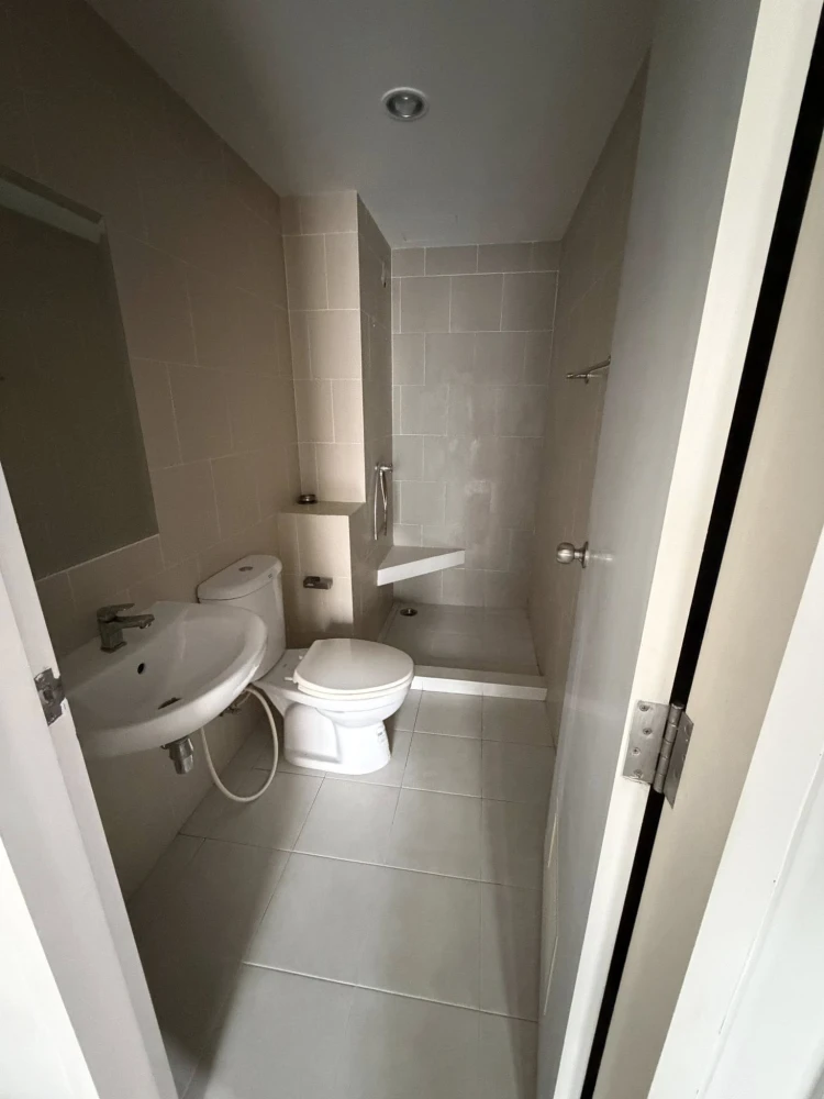 Selling The Kith Plus Phahonyothin Khukot, 6th floor, fully furnished and ready to move in. Buy now, don't miss out!