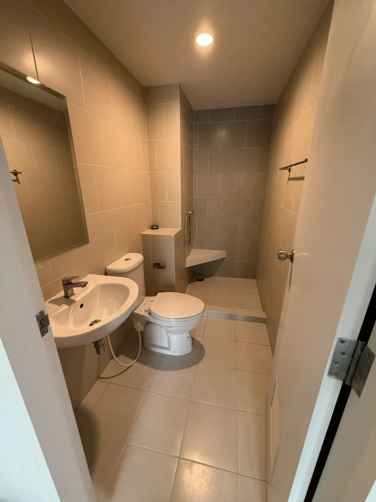 Selling The Kith Plus Phahonyothin Khukot, 6th floor, fully furnished and ready to move in. Buy now, don't miss out!