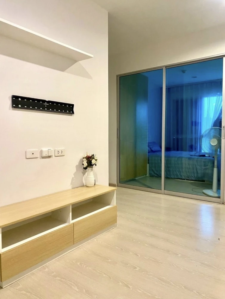 For sale: The Kith Plus Phahonyothin Khukot. Beautifully decorated room with a soothing color scheme. Fully furnished. Ready to move in.