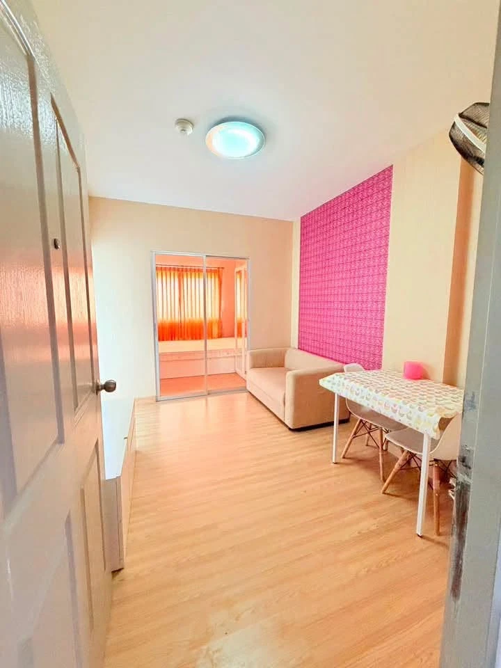Selling The Kith Sukhumvit 113, 5th floor unit, fully furnished, high-quality wallpaper. Book now!