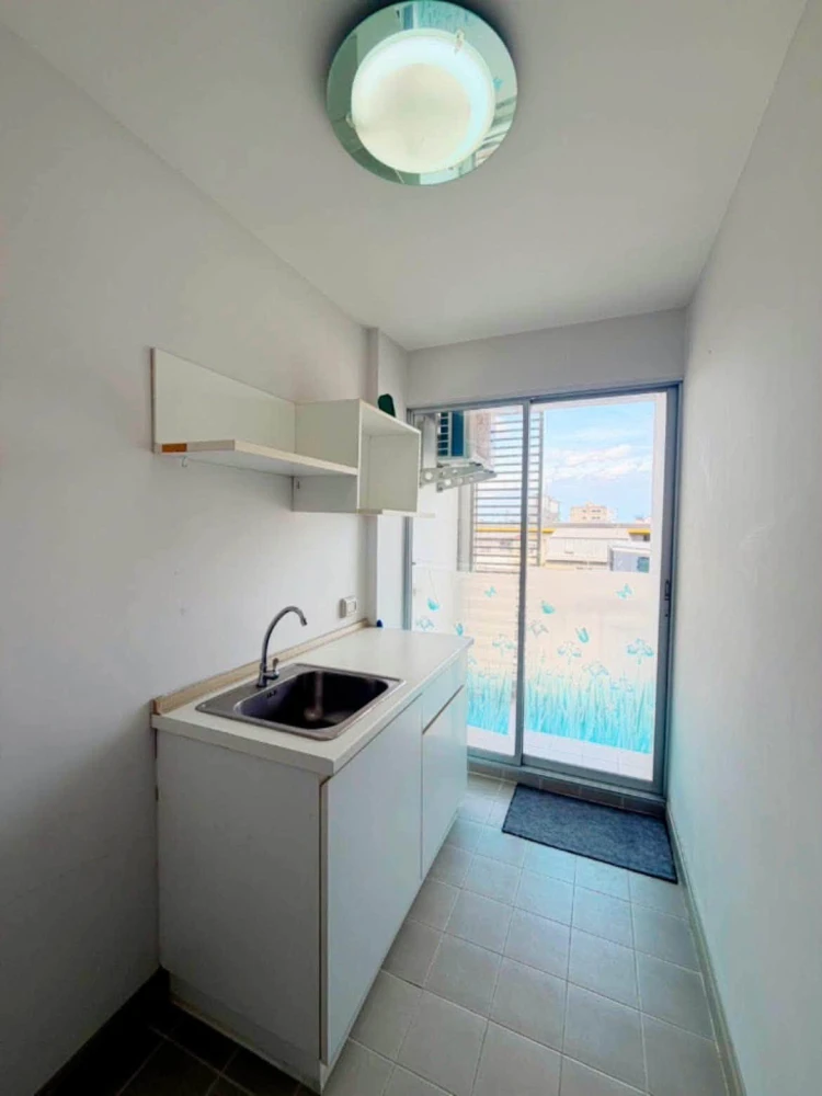 Selling The Kith Sukhumvit 113, 5th floor unit, fully furnished, high-quality wallpaper. Book now!