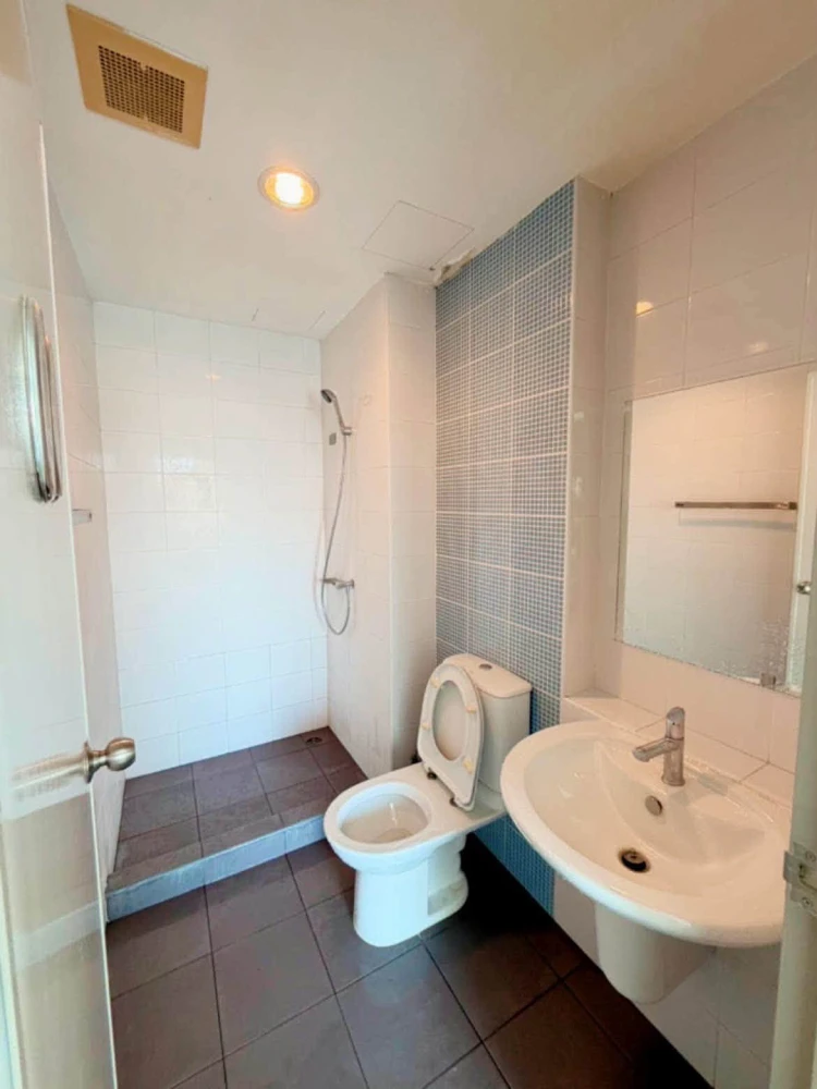 Selling The Kith Sukhumvit 113, 5th floor unit, fully furnished, high-quality wallpaper. Book now!