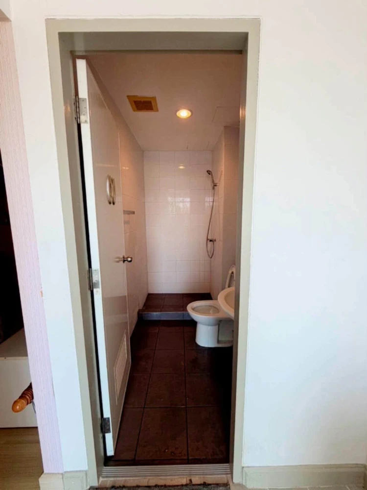 Selling The Kith Sukhumvit 113, 5th floor unit, fully furnished, high-quality wallpaper. Book now!