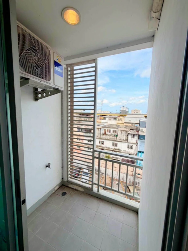 Selling The Kith Sukhumvit 113, 5th floor unit, fully furnished, high-quality wallpaper. Book now!