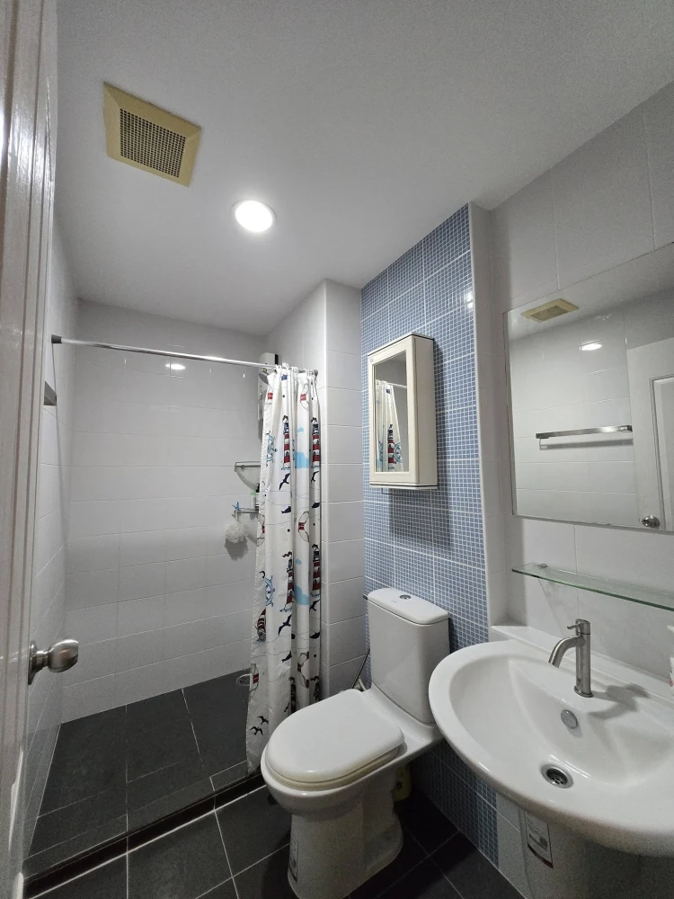 Selling The Kith Tiwanon. Peaceful and serene, adjacent to the building's garden for walking around. Unobstructed views from the condo. Don't miss out