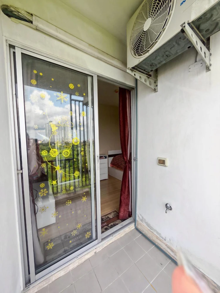 For sale: The Kith Tiwanon, corner room with privacy, lots of usable space, nice wallpaper, don't miss out.
