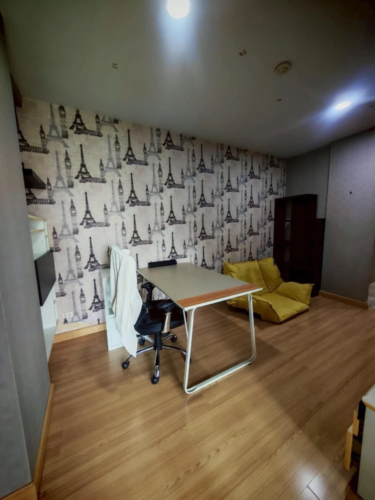 For sale: The Kith Tiwanon, corner room with privacy, lots of usable space, nice wallpaper, don't miss out.