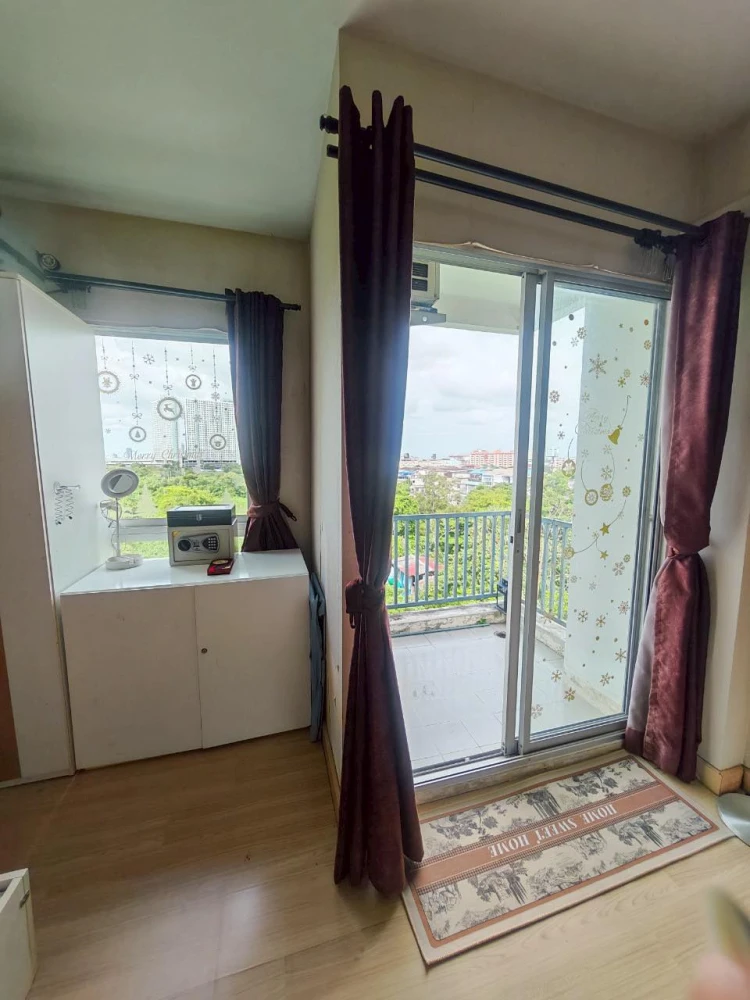 For sale: The Kith Tiwanon, corner room with privacy, lots of usable space, nice wallpaper, don't miss out.