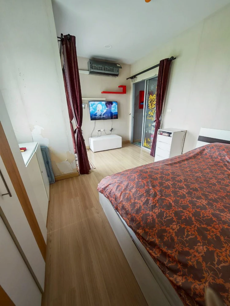 For sale: The Kith Tiwanon, corner room with privacy, lots of usable space, nice wallpaper, don't miss out.