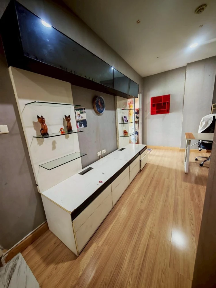 For sale: The Kith Tiwanon, corner room with privacy, lots of usable space, nice wallpaper, don't miss out.