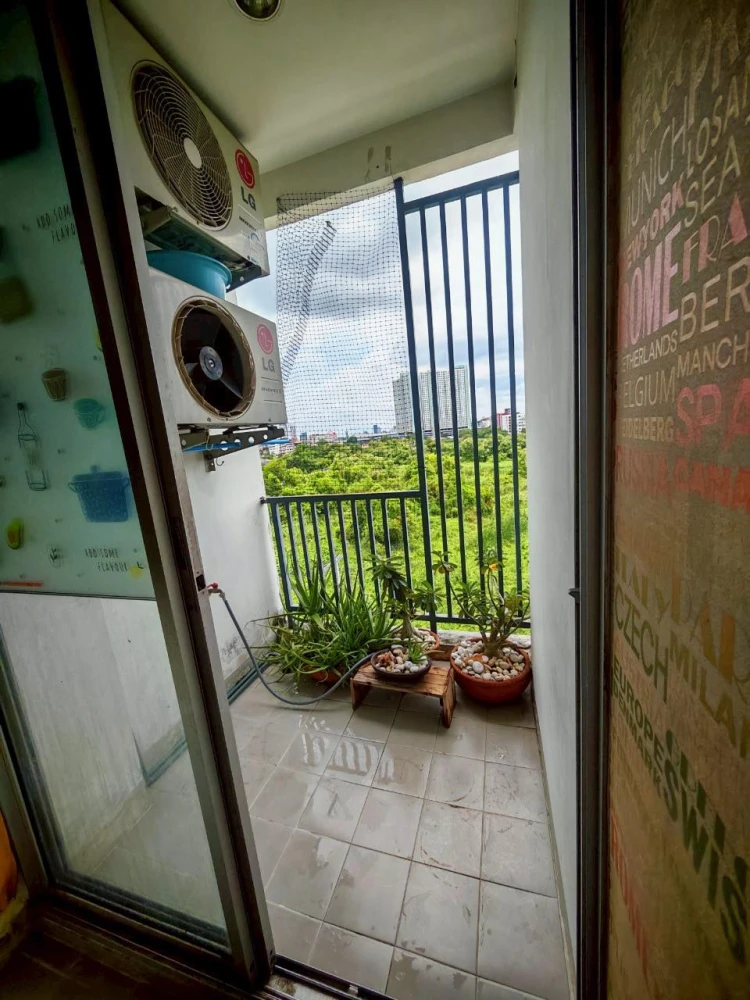 For sale: The Kith Tiwanon, corner room with privacy, lots of usable space, nice wallpaper, don't miss out.