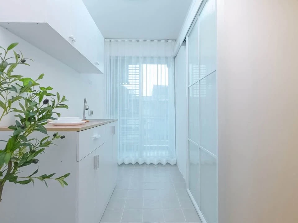 Selling The Kith Sukhumvit 113. Beautifully decorated unit in a cozy, homey style. You won't be disappointed if you reserve one!