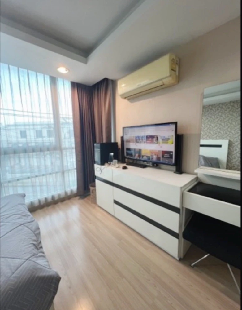 Selling The Kris Ratchada 17, 1 bedroom, 1 bathroom corner unit, quiet area, great location. Book now!