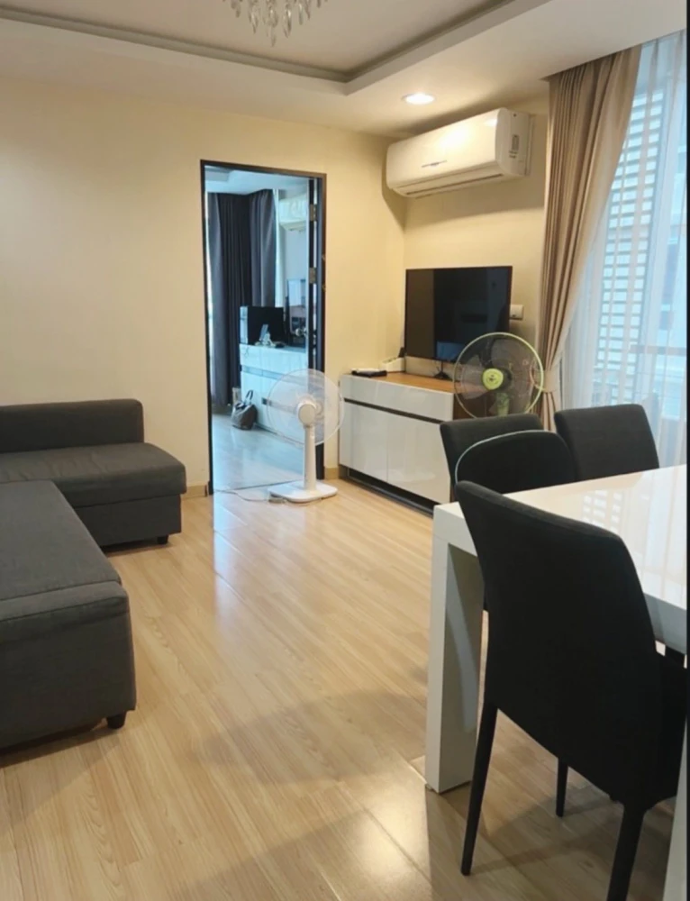 Selling The Kris Ratchada 17, 1 bedroom, 1 bathroom corner unit, quiet area, great location. Book now!