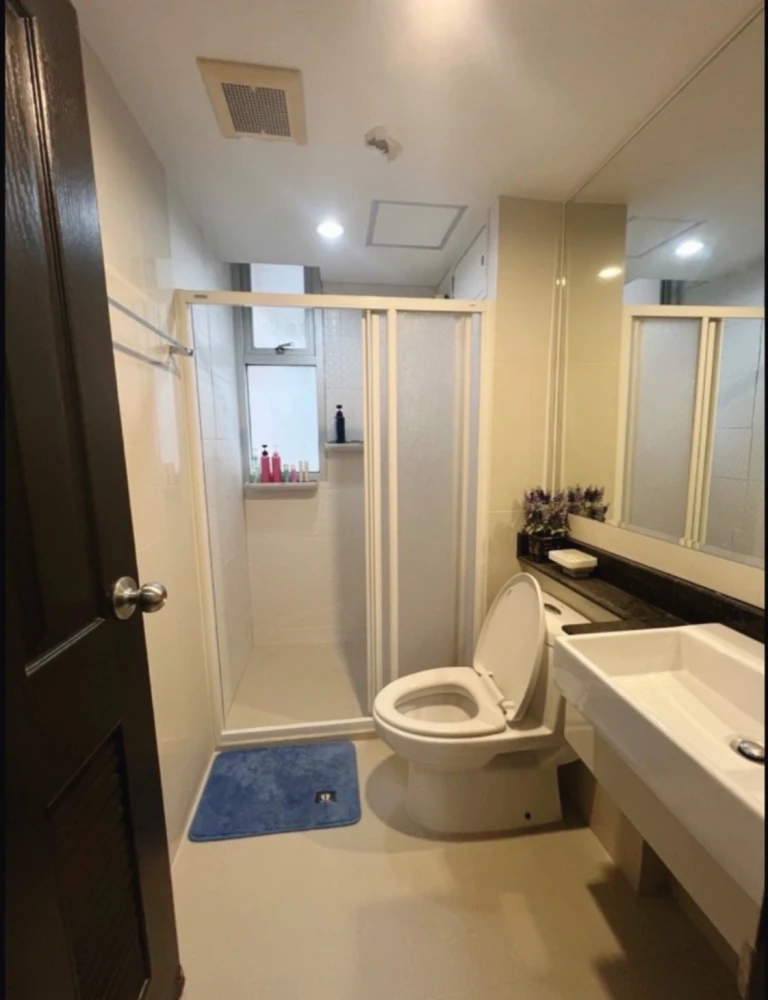 Selling The Kris Ratchada 17, 1 bedroom, 1 bathroom corner unit, quiet area, great location. Book now!