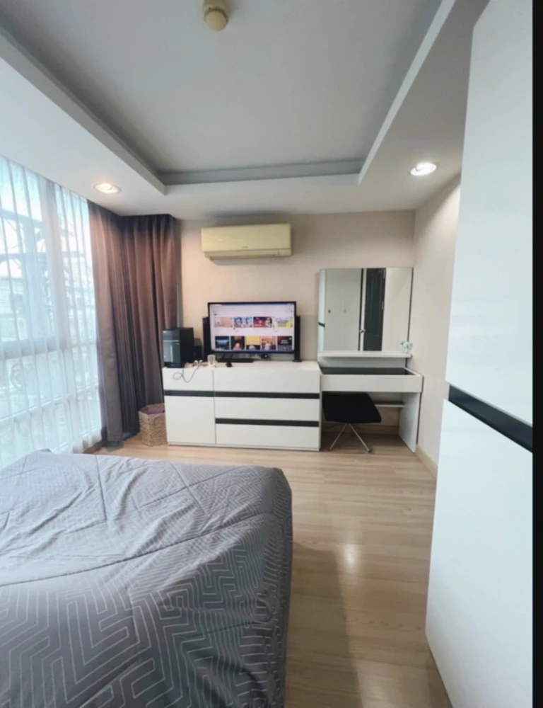 Selling The Kris Ratchada 17, 1 bedroom, 1 bathroom corner unit, quiet area, great location. Book now!