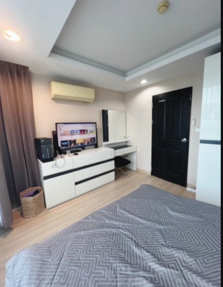 Selling The Kris Ratchada 17, 1 bedroom, 1 bathroom corner unit, quiet area, great location. Book now!