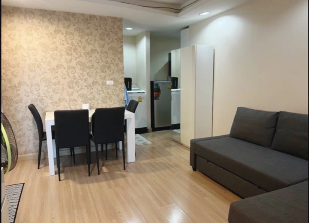 Selling The Kris Ratchada 17, 1 bedroom, 1 bathroom corner unit, quiet area, great location. Book now!