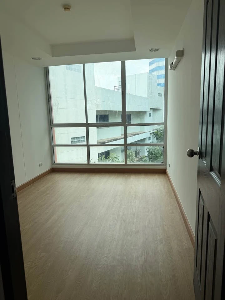 Selling The Kris Ratchada 17, unfurnished unit with spacious living area and complete amenities. Book now!