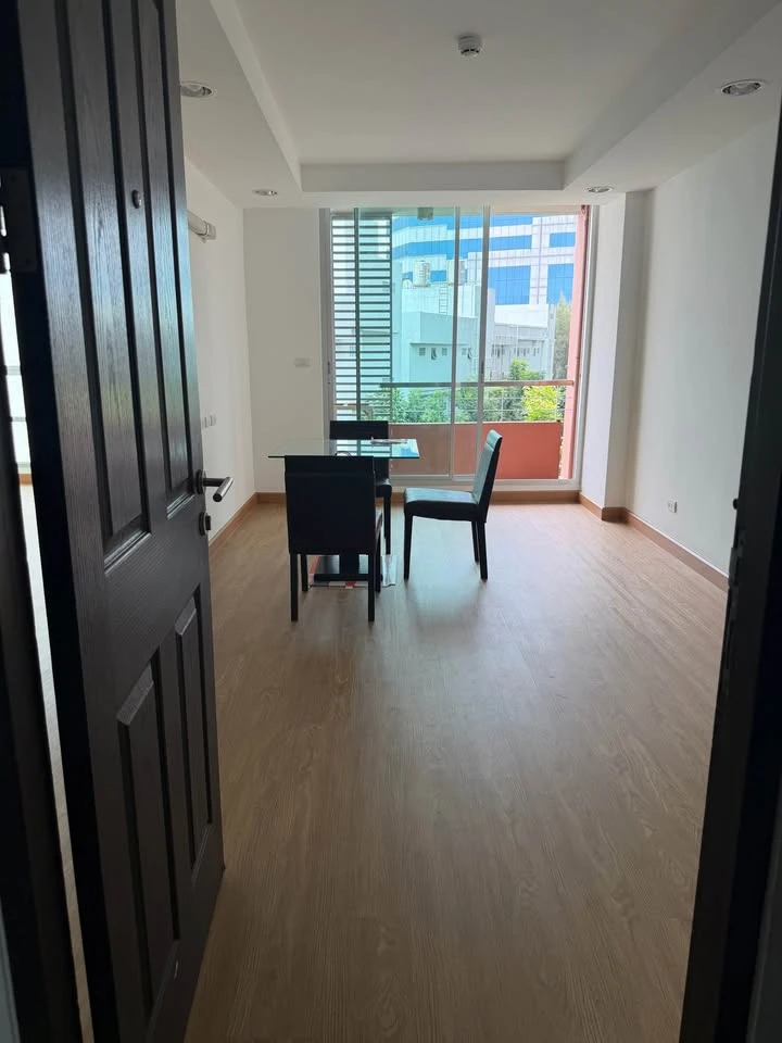 Selling The Kris Ratchada 17, unfurnished unit with spacious living area and complete amenities. Book now!