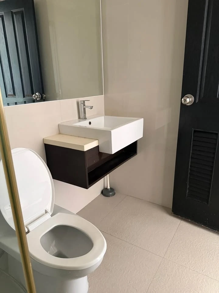 Selling The Kris Ratchada 17, unfurnished unit with spacious living area and complete amenities. Book now!