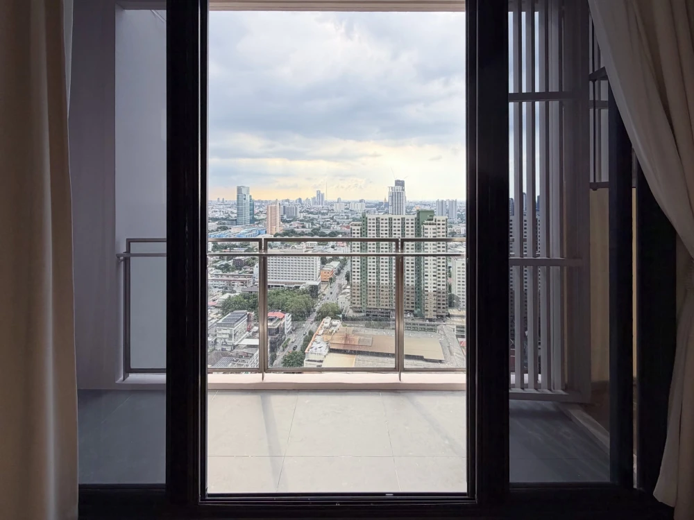 Selling The Line Phahol-Pradipat 1-bedroom unit. Spacious living area, unobstructed view. Book now