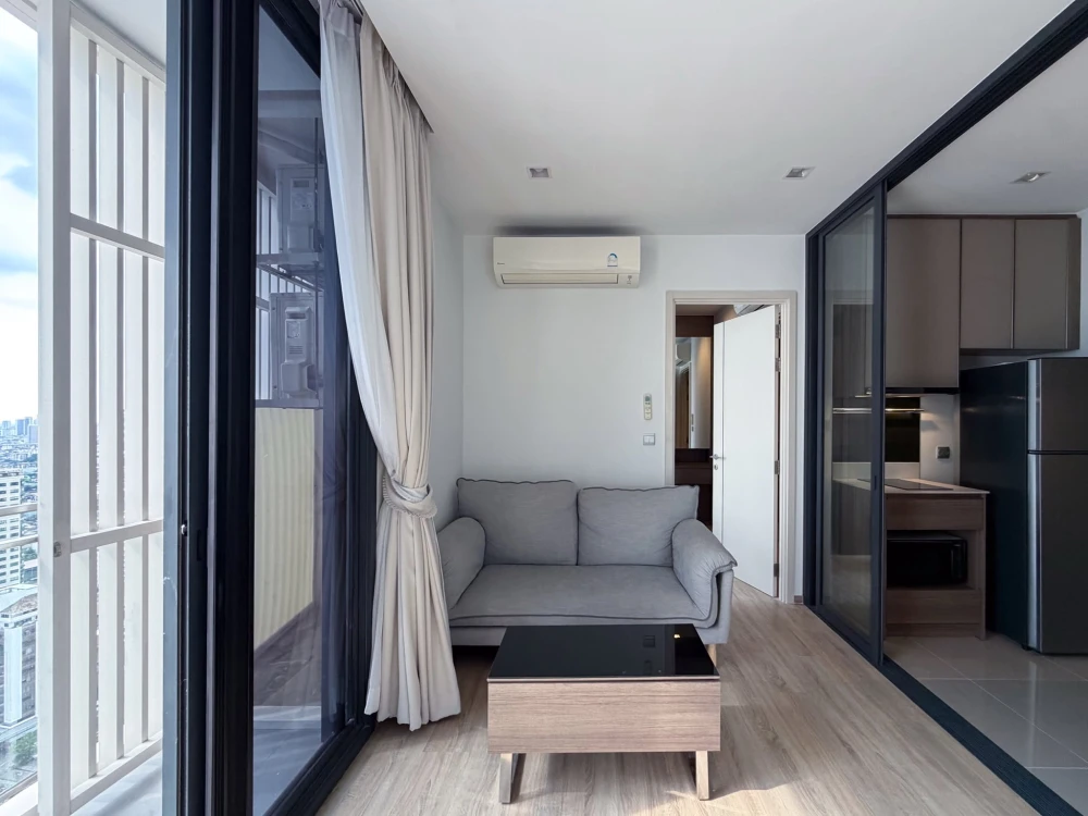 Selling The Line Phahol-Pradipat 1-bedroom unit. Spacious living area, unobstructed view. Book now