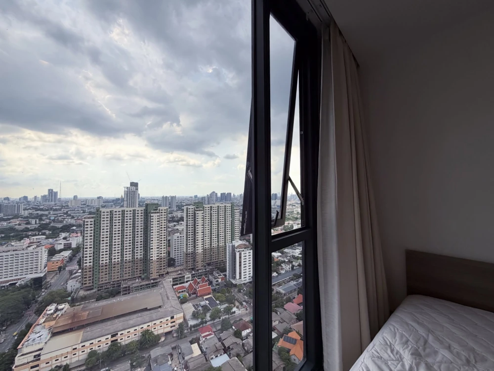 Selling The Line Phahol-Pradipat 1-bedroom unit. Spacious living area, unobstructed view. Book now