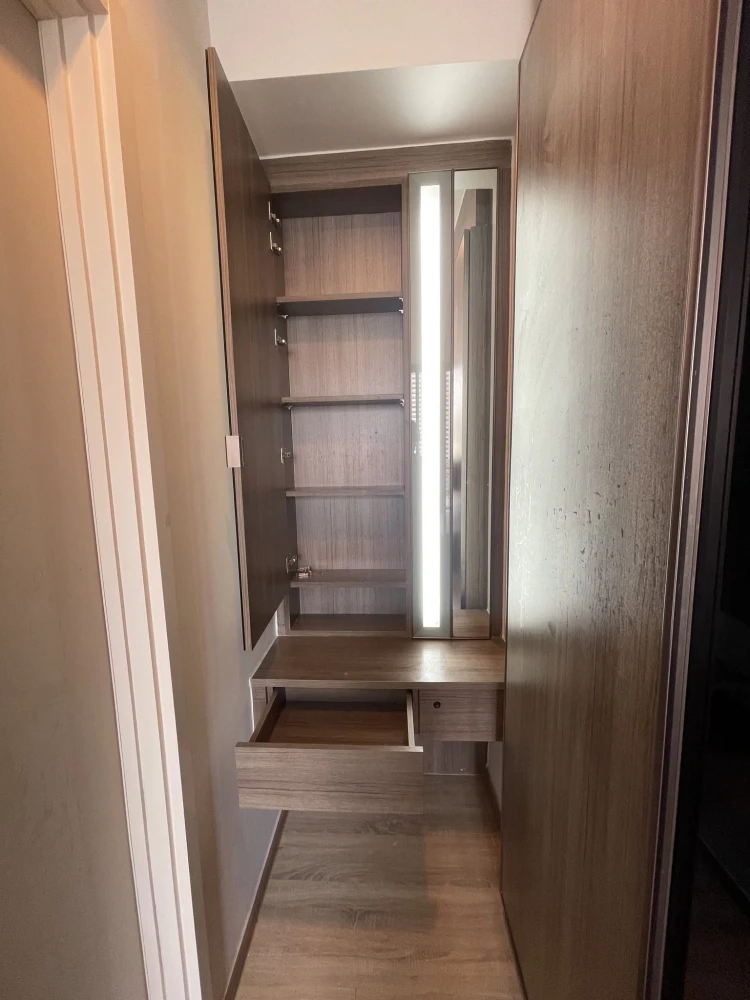 Selling a lovely unit at The Line Phahol-Pradipat. It comes with a walk-in closet and unobstructed city views. Book now!
