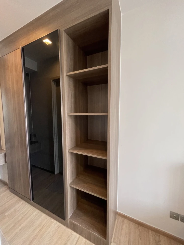 Selling a lovely unit at The Line Phahol-Pradipat. It comes with a walk-in closet and unobstructed city views. Book now!