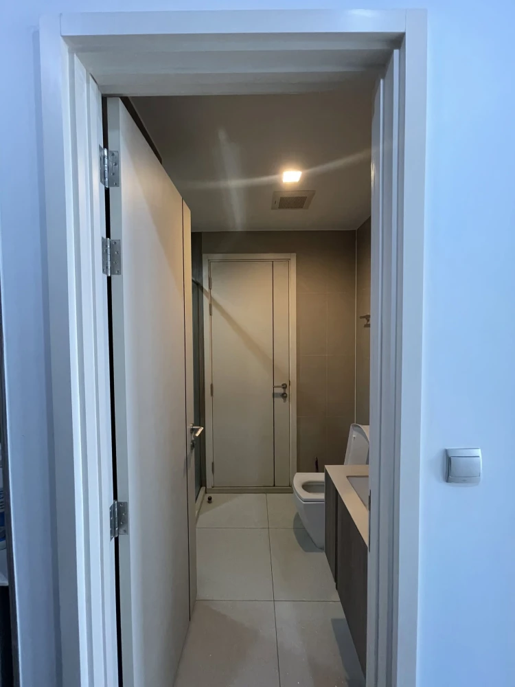 Selling a lovely unit at The Line Phahol-Pradipat. It comes with a walk-in closet and unobstructed city views. Book now!