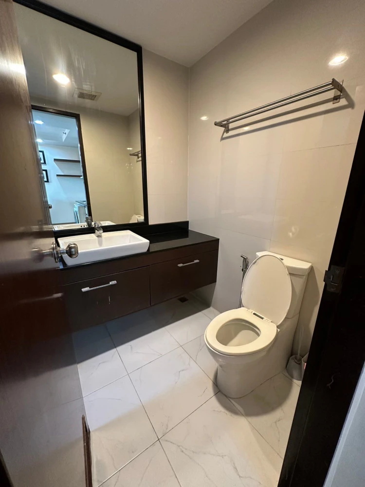 Selling The Line Phahonyothin Park condo. Ready to move in, fully furnished, high floor, spacious unit. Book now!