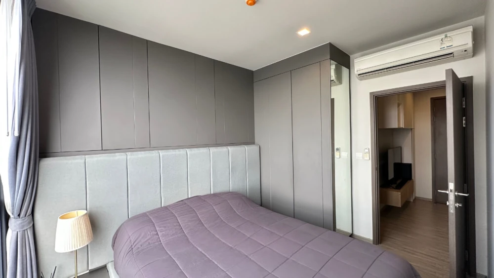 For sale: The Line Wongsawang, highest floor, north facing, city view, pool and BTS side, complete with a full set of built-in furniture. Must book.