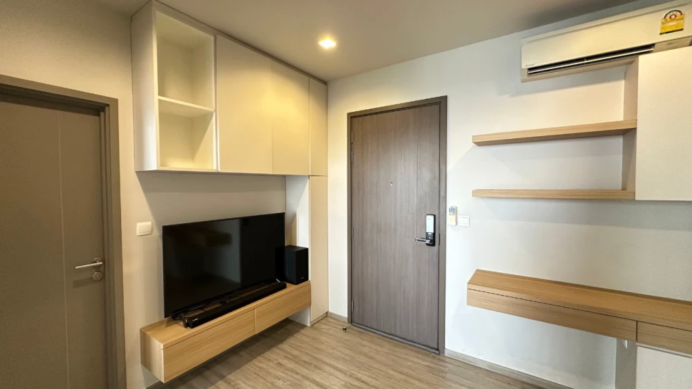 For sale: The Line Wongsawang, highest floor, north facing, city view, pool and BTS side, complete with a full set of built-in furniture. Must book.