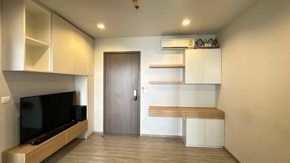 For sale: The Line Wongsawang, highest floor, north facing, city view, pool and BTS side, complete with a full set of built-in furniture. Must book.