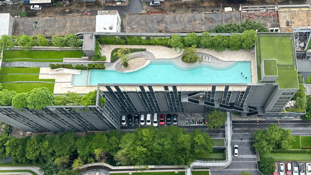For sale: The Line Wongsawang, highest floor, north facing, city view, pool and BTS side, complete with a full set of built-in furniture. Must book.