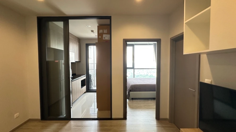 For sale: The Line Wongsawang, highest floor, north facing, city view, pool and BTS side, complete with a full set of built-in furniture. Must book.