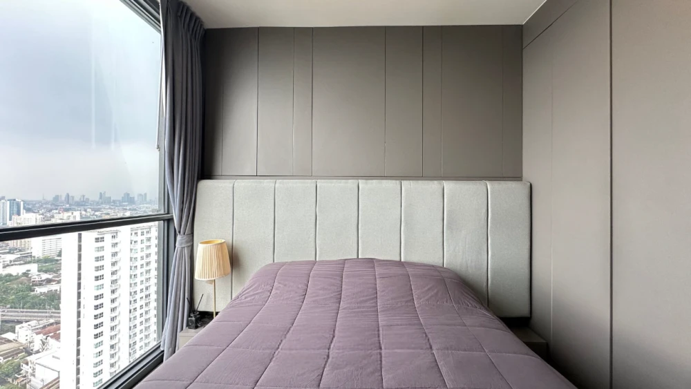 For sale: The Line Wongsawang, highest floor, north facing, city view, pool and BTS side, complete with a full set of built-in furniture. Must book.