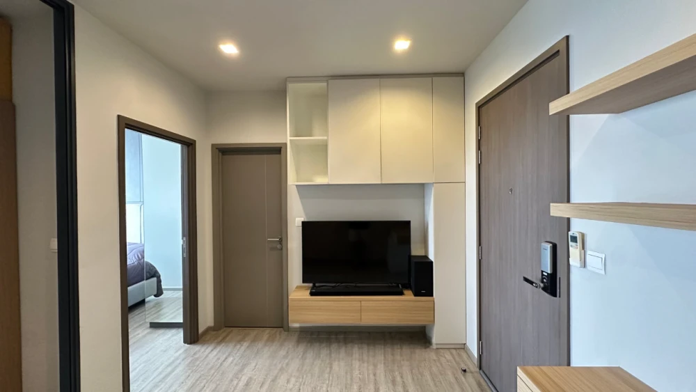 For sale: The Line Wongsawang, highest floor, north facing, city view, pool and BTS side, complete with a full set of built-in furniture. Must book.
